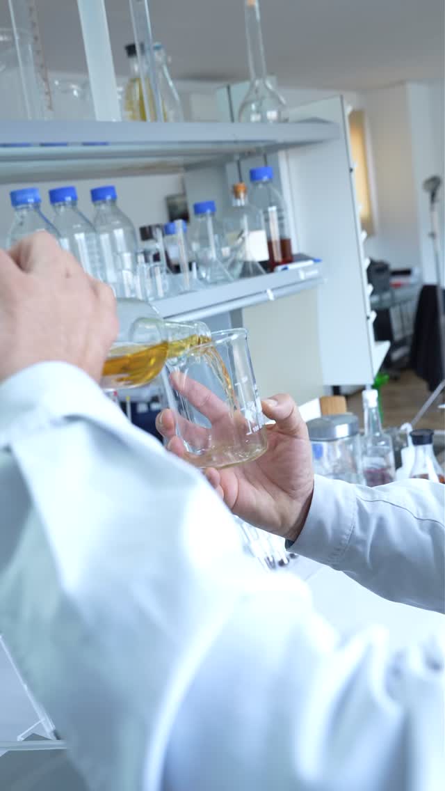 En Ron 7 Villas, el proceso va mucho más allá de destilar alcohol.
🔬 Durante la elaboración, se destilan fases aromáticas para estudiar cómo se expresan los aromas a diferentes grados de alcohol.
Cada nivel revela matices distintos, y nada se deja al azar.
🧪 A partir de ahí, se define la composición aromática ideal, seleccionando las fracciones que mejor aportan carácter, equilibrio y profundidad.
🪵 El ron procedente de barricas se integra cuidadosamente, ajustando la graduación alcohólica final para que los aromas se expresen en su punto óptimo.
✨ El objetivo es uno solo:
buscar y potenciar las fases aromáticas que definirán el producto final.
🥃 Ron 7 Villas 40%
Precisión, tiempo y conocimiento al servicio del aroma.
👉 Descúbrelo
🔗 Link en bio