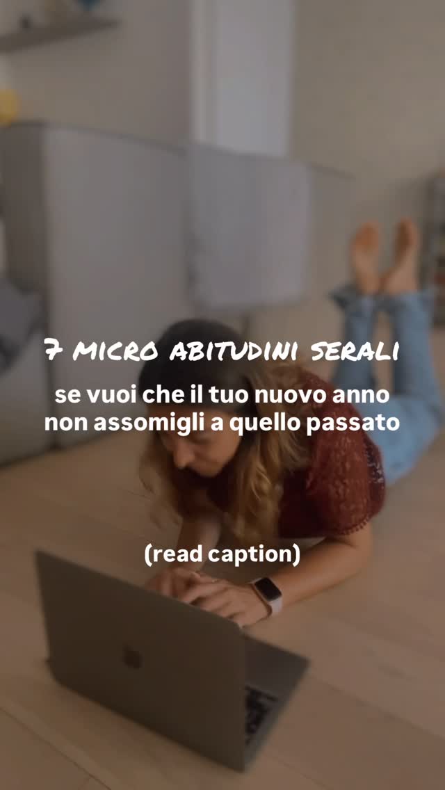 7 micro abitudini serali
se vuoi che il tuo nuovo anno
non assomigli a quello passato
Non sempre servono grandi cambiamenti.
A volte bastano delle scelte piccole e ripetibili.
Ecco 7 micro abitudini semplici e pratiche:
1. Spegni il telefono 30 minuti prima di dormire
Mettilo lontano dal letto.
2. Fai 5–10 minuti di movimento
Stretching, yoga, postural.
Non serve allenarsi, basta muoversi.
3. Sistema una cosa sola
La cucina, la borsa, la scrivania.
4. Scrivi le priorità della giornata successiva
Utilizza il metodo che vuoi, digitale o analogico.
5. Prepara qualcosa per il mattino
Vestiti, borsa, tavolo della colazione.
Meno decisioni appena sveglia.
6. Leggi o ascolta qualcosa che ti interessa
Poche pagine o qualche minuto di audio (podcast o audiolibro).
Niente multitasking!
7. Vai a dormire più o meno alla stessa ora
Non devi spaccare il minuto ma creare una regolarità.
Le tue sere costruiscono il tuo ritmo.
E il ritmo costruisce l’anno.
👉 Salva questo reel come remind per tutto l’anno
👉 Condividilo con chi ne ha bisogno adesso
#2026goals #crescitapersonale #ritualiserali