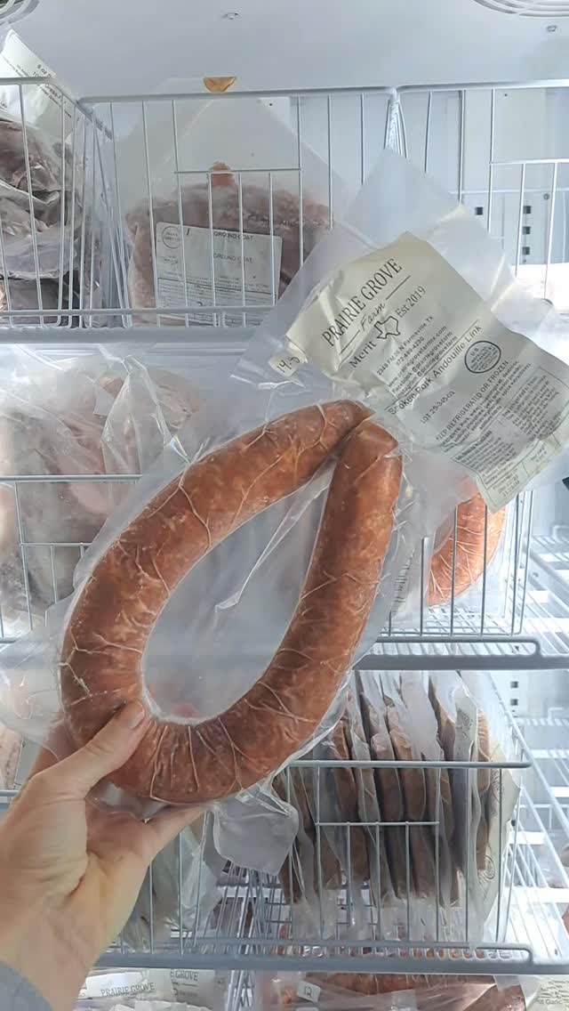 Restocked at @wylieurbanfarmmarket! Make sure to try our new smoked links- Hot Garlic is our fav 🔥
#pasturedpork #farmtotable #regenerativefarming #knowyourfarmer #shoplocal