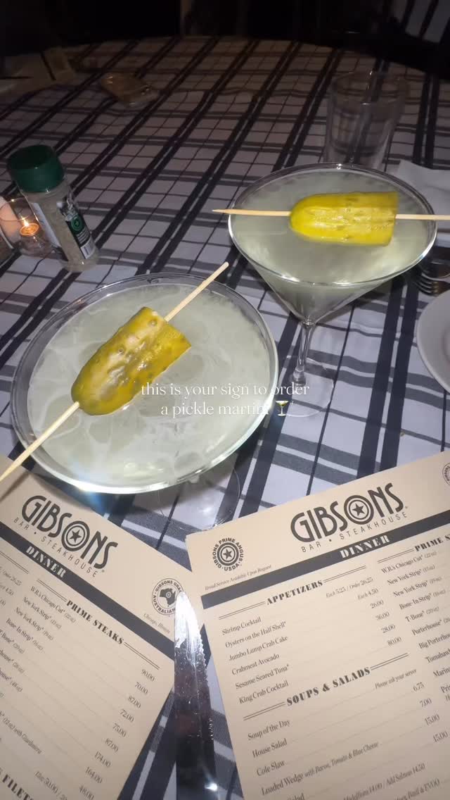 As someone who doesn’t love olive juice in a martini, I love when restaurants can make a pickle martini. Even better if they can make a spicy one.🌶️🍸
#chicago #martini #chicagofood #cocktail