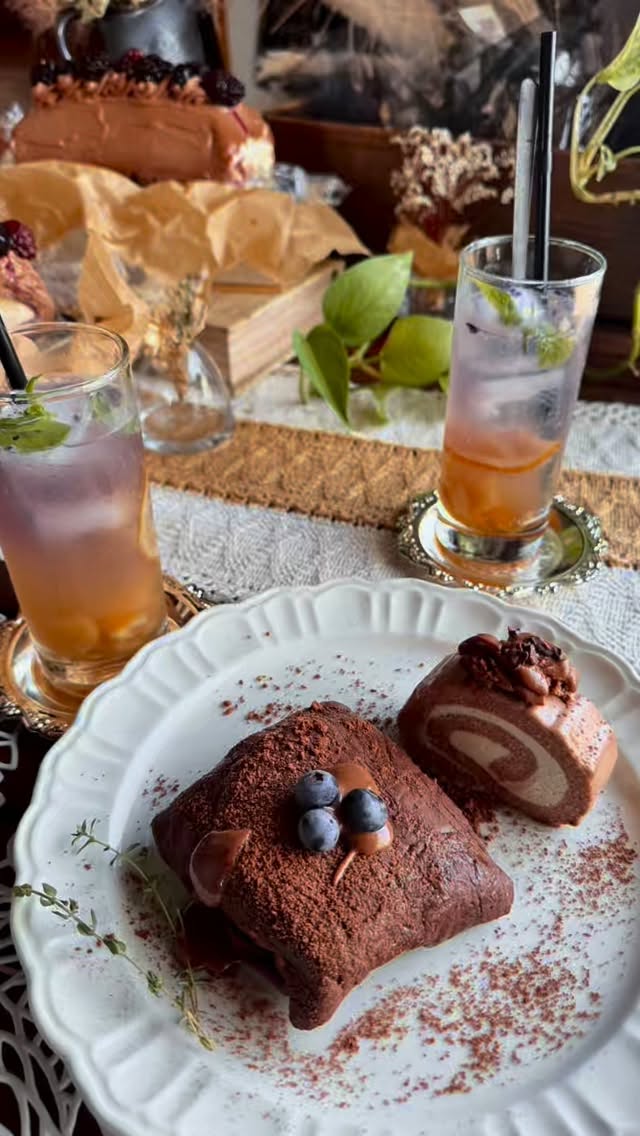 〜 𝑹𝒂𝒘 𝒔𝒘𝒆𝒆𝒕𝒔 𝒑𝒂𝒕𝒊𝒔𝒔𝒊𝒆𝒓 𝒄𝒐𝒖𝒓𝒔𝒆 〜
ロースイーツパティシエ講座
(後出し講座レポ)
✻ Rawクレープ
✻ Raw ロールケーキ
植物は
光と水と大地の記憶を宿した
いのちの叡智
その叡智を火で壊さず
そのままスイーツとしていただくことは
植物の魂と共鳴する
静かなセレモニーになります
𓊯 Raw crepe(ロークレープ)
焼かない生地で
植物が持つ繊細な波動をそのまま包み込んでいます
やさしく包み込まれたスイーツは
食べる人の感情やエネルギーを
やさしく整えます
𓊱 Raw chocolate roll cake
(ローチョコロールケーキ)
カカオは、心の扉を開く“愛の植物”
カカオの深い香りが内側の愛を呼び起こし
ほっと安らぐ時間を与えてくれます
植物の叡智を、
自分の細胞に迎え入れる有意義な時間
今日の自分が
少しだけやさしく、軽やかに、
光へ近づきますように
……
ロースイーツの基礎からプロ並みの技術を学びたい方
心と身体、そして魂から喜ぶ
ロースイーツ作りをしてみたい方
🌿新年度の講座受講生を募集です🌿
開講は3月を予定
(日程調整は可能 ※お気軽にご相談ください)
素材の味、
栄養素を大切に…
ただシンプルに素材のことを考えたスイーツ
自然に還る食生活が大切にされ始めた昨今
自分だけではなく
家族や友人の体を想いながら
楽しめるのがロースイーツです
基礎〜ご自分でアレンジがきかせられるように
サポートしてまいります!
------------------
〜 𝑹𝒂𝒘 𝒔𝒘𝒆𝒆𝒕𝒔 𝒑𝒂𝒕𝒊𝒔𝒔𝒊𝒆𝒓 𝒄𝒐𝒖𝒓𝒔𝒆 〜
ロースイーツパティシエ講座
✤ 4時間×6回
◆𝟣𝟢:𝟢𝟢〜𝟣4:00
(月2回×3ヶ月※開催日または間隔につきましてはご相談ください)
🌱 認定校制度あり
🌱 オンラインサロン『Veフォルダ』6か月間無料
🌱 教室開催 可能!
詳しくはプロフィール @lohasticのリンクより
HP内の講座をご覧ください。
˚°ºᵒ•♡•ᵒº°˚♢°ºᵒ•♡•ᵒº°˚♢°ºᵒ•♡•ᵒº°˚
《1月スケジュール》
1〜3人制の
プライベート少人数レッスン
別アカウントのスケジュールも入るため随時更新。
気軽にDMにて
お問い合わせください。
⁎⑅⃝⁎୨୧⁎⑅⃝⁎୨୧⁎⑅⃝⁎୨୧⁎⑅⃝⁎୨୧⁎⑅⃝⁎୨୧⁎⑅⃝
《募集中講座》
🌿ロースイーツパティシエ認定講座
→ロースイーツのノウハウを学びます
🌿ローショコラパティシエ講座
→ローチョコレートに特化した講座です
🌿他リクエスト可能
🌹花おはぎレッスン
ヴィーガン仕様のあんこを使った可愛いお花絞り
🌹ショコラフラワー講座
仕様の違う3種類のチョコレートでお花絞り
🌿𝒍𝒐𝒉𝒂𝒔𝑻𝑰𝑪 は
日本ヘルシーフード協会
『ロースイーツパティシエ』
『ローショコラパティシエ』
𝒓𝒂𝒘&𝒓𝒂𝒘認定校になります
@ve_tree_
🍎発酵料理教室 円居認定講師
🌹社)𝑨𝑳𝑨
『ショコラフラワー認定講師』
になります
*+*+*+*+*+*+*+*+*+*+*+*+*+*+*+*
☆𝑳𝑰𝑵𝑬 (𝑰𝑫→@𝟥𝟩𝟨𝗊𝗎𝗏𝗅𝗂)のお友達追加で
ロースイーツレッスンがお得に受けられるクーポン配布中♡
*・゚゚・*:.。..。.:*・゚゚・*:.。. .。.:**・゚゚・*:.。..。.:*・゚゚・*:.。.
《𝒍𝒐𝒉𝒂𝒔𝑻𝑰𝑪 𝒔𝒘𝒆𝒆𝒕𝒔》
#ロースイーツ #発酵スイーツ #植物療法 #花おはぎ
#ベビー教室 スピリチュアルサロン