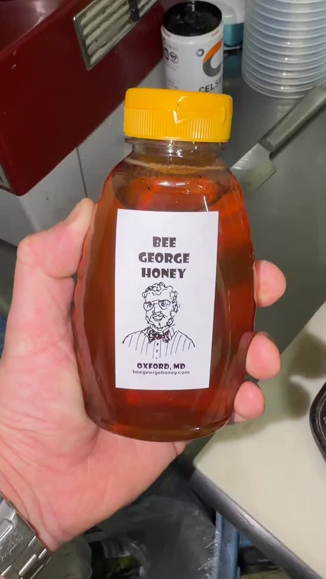 Did you know our hot honey is made from local honey! Now you do! Check out Bee George Honey and order a side of hot honey with your next pizza! 🐝🍕
•
•
•
#easternshore #maryland #easternshoremd #chesapeakebay #eastonmd