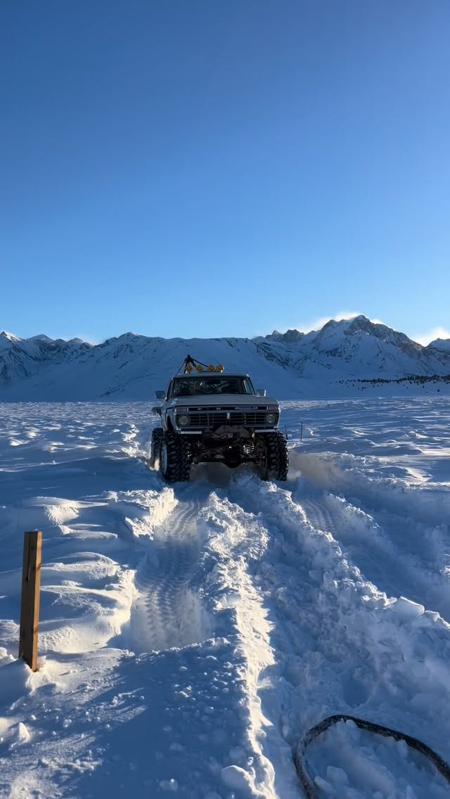 Got some serious work done on the White Whale yesterday. Time for some TLC - tearing down axles, bolt checks, fluid changes, the whole nine yards. It’s a never-ending process keeping her ready for those tough recoveries. Stressful situations call for extra maintenance. Super grateful for our shop, trading snow and ice for a warm garage makes all the difference 🙏☃️🪢