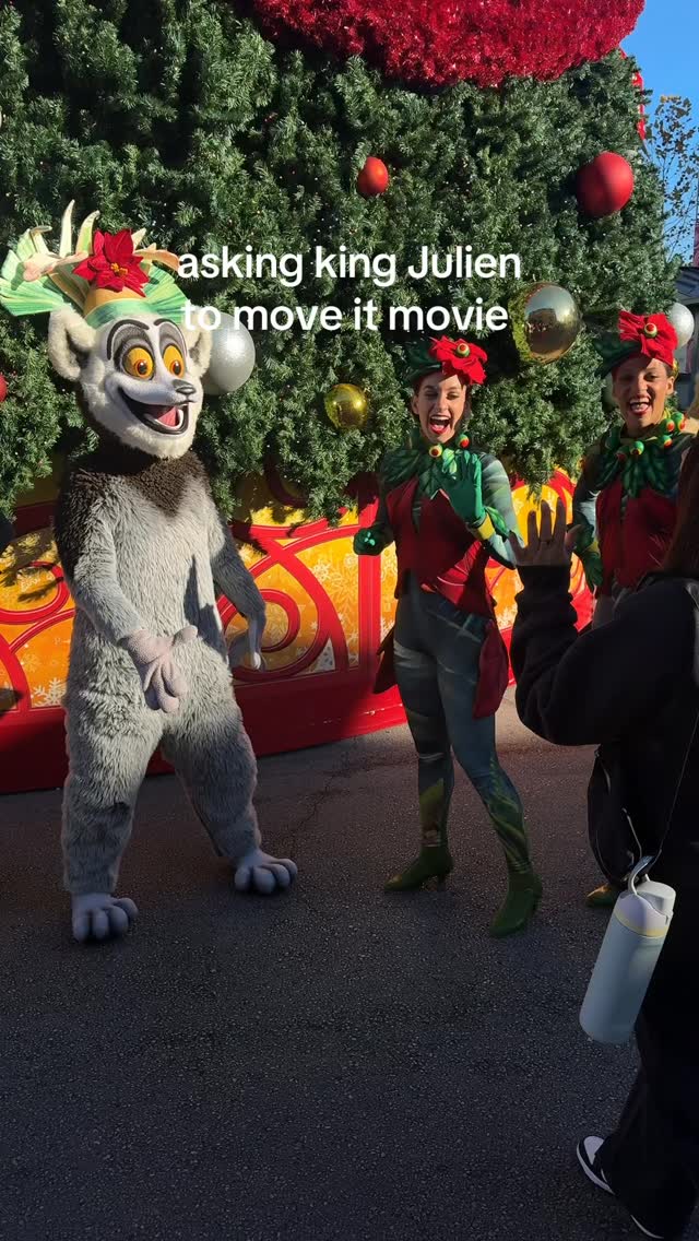 king Julien can still MOVE IT MOVE IT .... Ngl i felt like mort 😆
#kingjulien #moveitmoveit #universalorlando #fyp