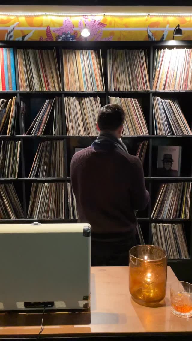 Pick the vinyl. Pour the drink. Press play 💿 🎶
Vinyl Bar at @wmontreal is an intimate, design-forward listening bar where music becomes part of the experience. Guests can choose from a curated collection of over 5,000 vinyl records and listen privately at their table while enjoying cocktails. 🍸 #cheers