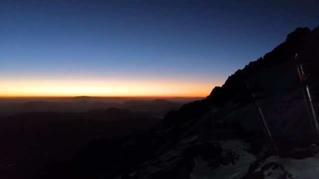 The first sunrise over snow mountains in Lijiang. Happy new year from KiKi, May each new year bring ease, good fortune, and moments worth traveling for!
#kikiholidays #yunnantravel #china #newyear #2026