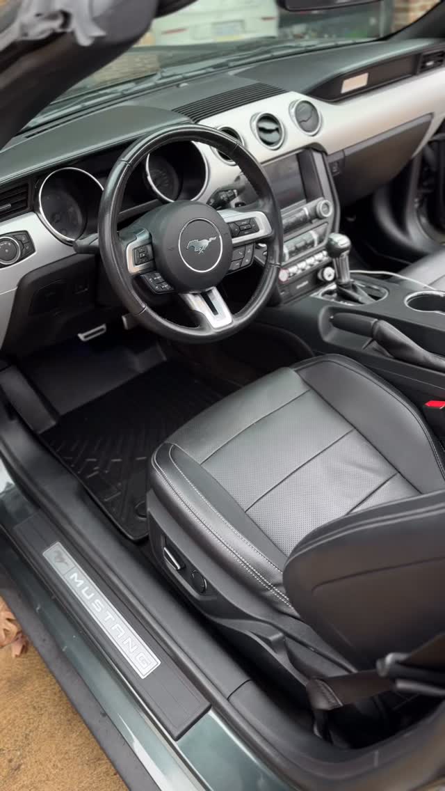 Pristine interior finish💎
•
#workhard #staypassionate #detailing #ironcitydetailing #mobiledetailing