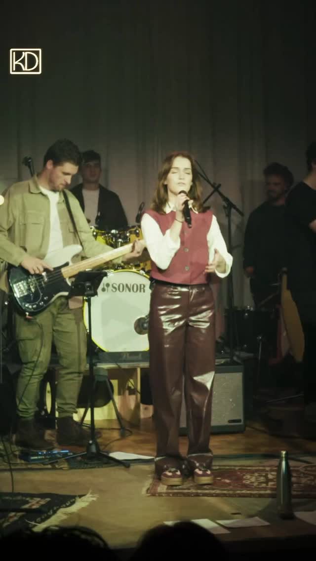 “MIJLENVER”
Tijdens ons concert “Een Hemels Medicijn” hebben we onze eerste eigen song “Mijlenver” gespeeld. Beluister hem nu via de link in onze bio.
🎥: @tijmennb / @marijn_de_ruiter
🎛️: @stone_audiovisueel