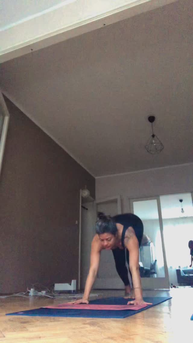 It’s a wrap ♥️ Last practice of 2025 🌟🙏🏽
Resuming from my last post which can serve also at anytime:
1- Pain can be a blessing in disguise
2- Have fear and do it anyway
3- If you meet a clown that practices Ashtanga - PAY ATTENTION
4- Yoga practice gives tools for emotional suffering
5- Keep doing it
Many blessings to everyone in this upcoming year!
May your inner sun be bright ♥️
Love, B.
#ashtangayoga #bye2025 #ashtangapractice #koundinyasana #jogakatowice