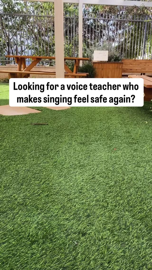 You don’t train a voice by fighting it.
We start with self-trust.
Then we teach the muscles new options.
Change can feel good. 💖