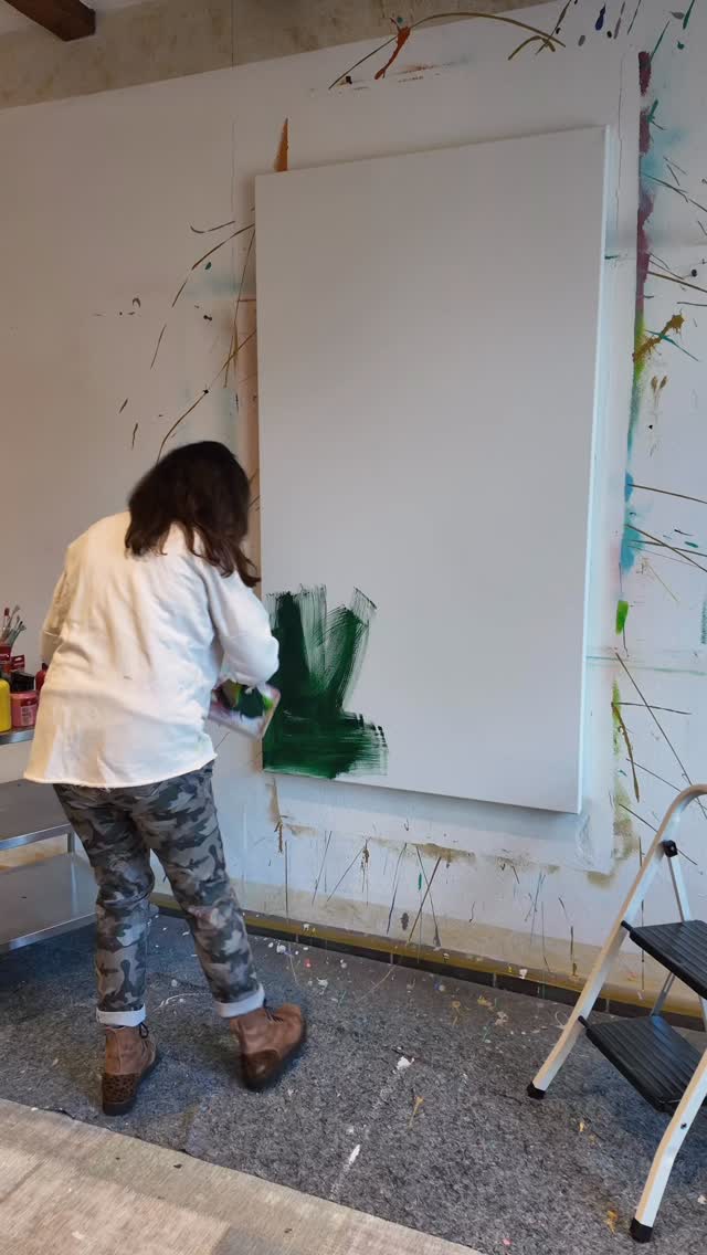 I’m starting today with a piece for New York. The first layer has to dry now, so I’ll be working on another piece at home in the meantime. What a wonderful day. Ich starte heute mit einem Werk für New York. Die erste Schicht muss jetzt trocknen, in der Zeit arbeite ich dann zu Hause an einem anderen Werk. Was für ein wundervoller Tag 🫶🫶❤️👩🎨🎨#kunst #artist #acrylicpainting #abstractart #new York