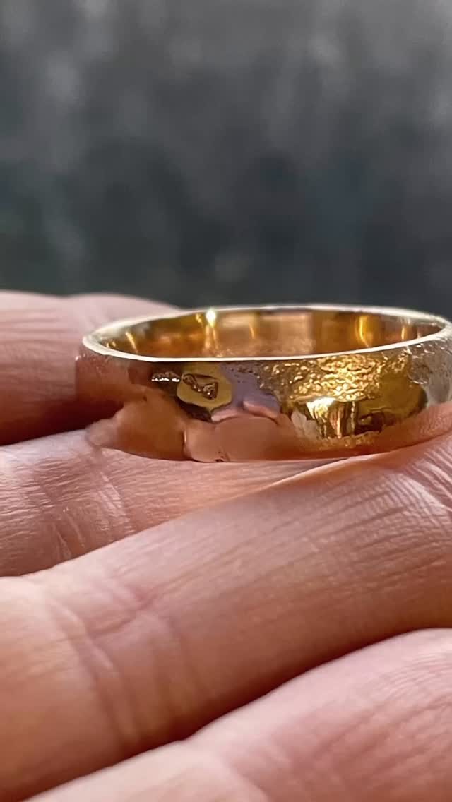 Gold prices have gone up by over 50% in just the past year 😮 If you’re getting married in 2026, why not think about recycling some gold that’s been passed down through your family to make your wedding bands? 💛 It’s a lovely way to add even more meaning to pieces you’ll wear forever. Send me a DM with any questions or for a quote 🥰