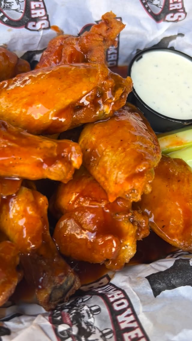 🚨 WINGSDAY = EVERY MONDAY🚨
🏆 Alabama’s Best Wings: $0.81 each (Traditional + Hot Lips)
🍻 Yuengling pitchers $7.99 | pints $2.99
🔥 TAG US IN YOUR WINGSDAY POSTS!