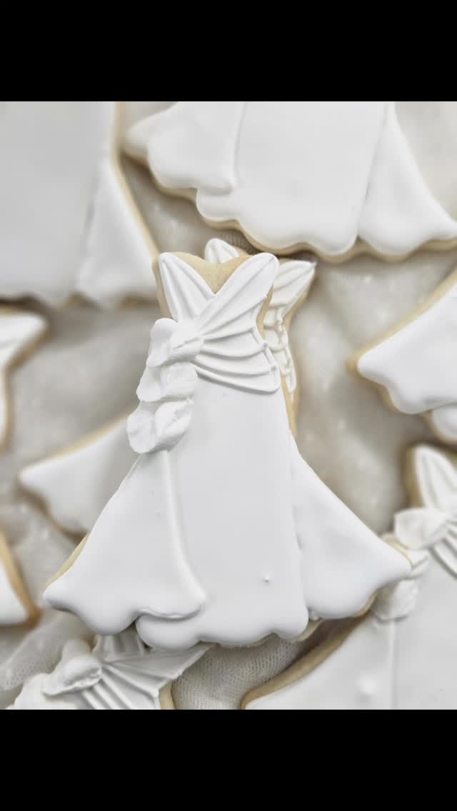 Congratulations to all of my 2025 wedding couples!! Looking forward to the 2026 wedding season bookings starting now!!
#ctweddingvendor #weddingcake #womanownedbusiness #ctwedding #customcakes