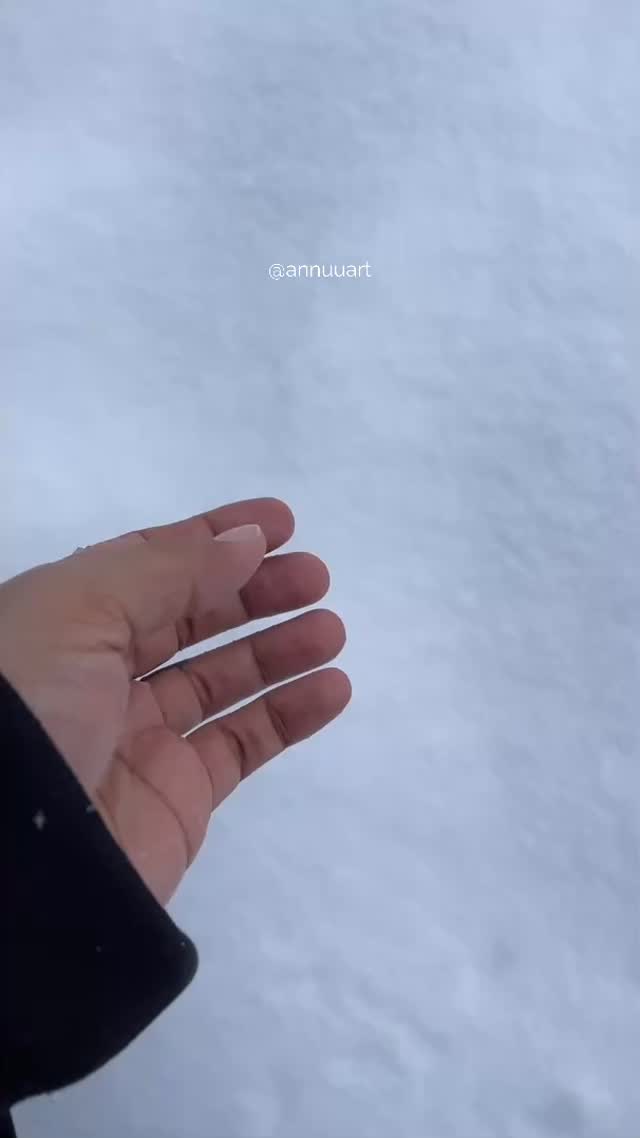 Dreams don’t warn you about the freezing cold🥶
A quick story:
I honestly had no idea what to draw.
I only had two colours with me and it was freezing cold.
So I put some snow on my palm, waited for it to melt, mixed my colours with it😅 & somehow in 2 mins a little snowman with a hat came out 😂☃️
Completely unplanned, but I loved the moment♥️
#snowmanart #andorra #parisart #parisfrance