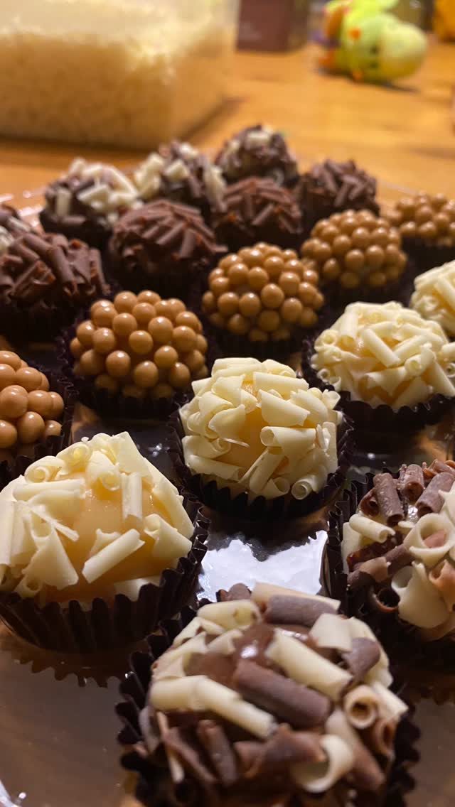 ✨ Happy New Year ✨
Thank you for all the love and support in 2025! It truly meant the world to me 🤍
Here’s to more sweet moments, chocolatey days and new beginnings ahead.
See you soon 💫
.
.
.
.
.
#ilogourmet #rakastanbrigadeiroa #iloistauuttavuotta #brigadeiro #brigadeironafinlandia
