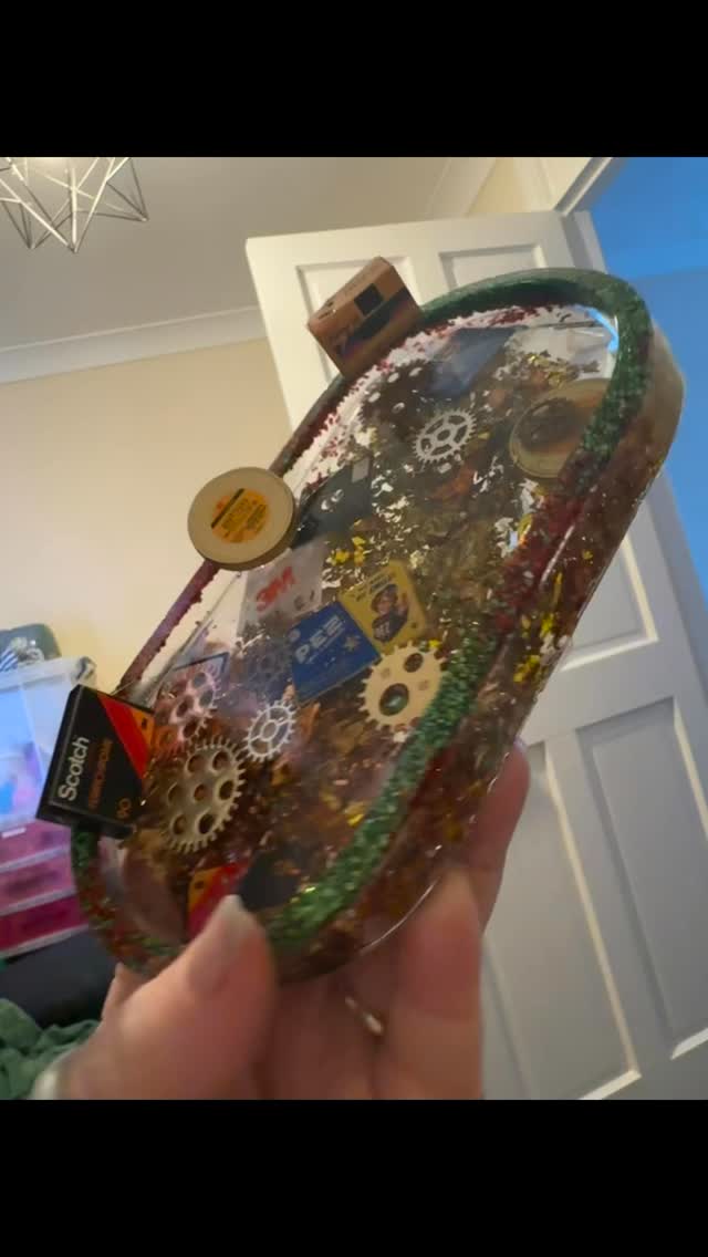Sorry but this is still one of the coolest pieces I’ve ever done
Made using:
Some random crushed ‘crystal’ chips, and metal cogs from my stash
@cosmicshimmerofficial Gilding flakes
@zuru.toys @mini_brands_official Retro Mini Brands
@mouldd_resin Epoxy Resin
#smallbusinessowner #resin #minibrands