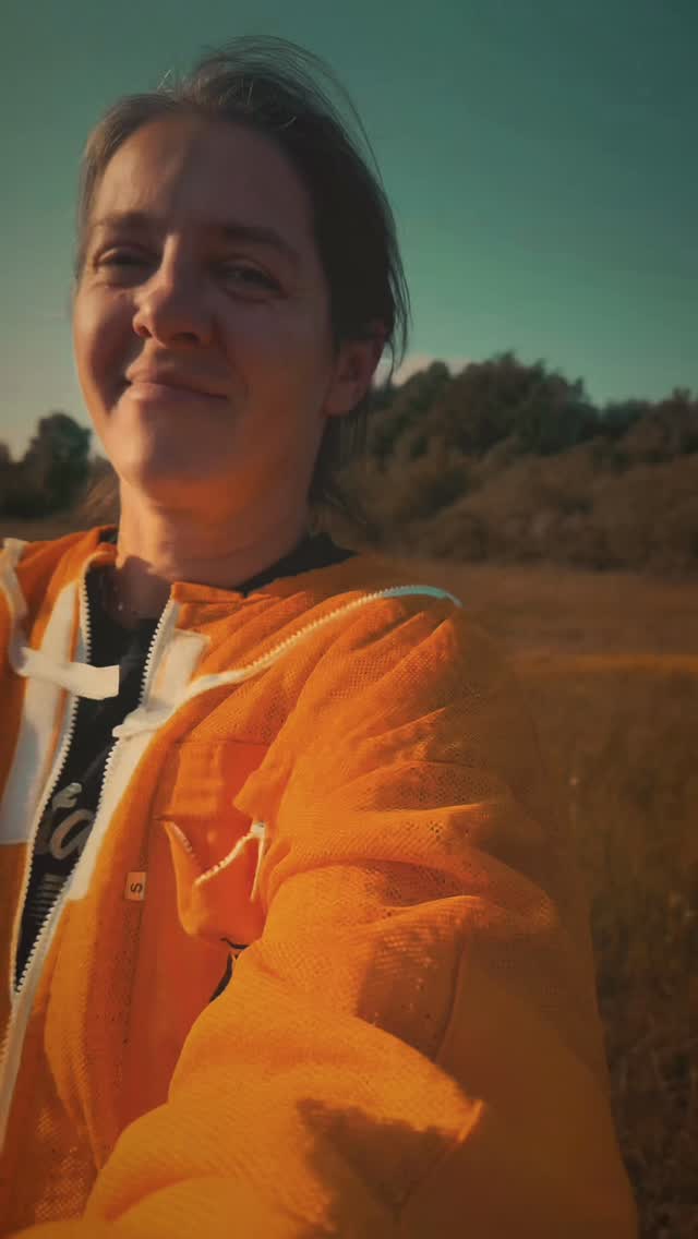 Hi, I’m Angie 🐝❤️
Since there are many new faces here, I’d love to share a little about my page and what it’s all about.
From our cosy cottage in Ballymahon, Co. Westmeath, we care for our bees with gentle hands and a big heart.
We are a small beekeeping family, guided by over 40 years of beekeeping knowledge, passed down through generations.
Our bees live in a safe, healthy place, and we use only what they can share with us like raw honey, beeswax, pollen, propolis, and ethically collected bee venom, always without harm.
While the bees always come first,I bring the gifts of the hive to people.
I also create natural, handmade skincare, simple, honest, cruelty-free, palm-oil free, and kind to the earth.
Thank you for being here and supporting our small bee world 🐝💛
Angie xx
.
.
.
.
#honeyharvest #aboutus #smallbusiness #intro #hello