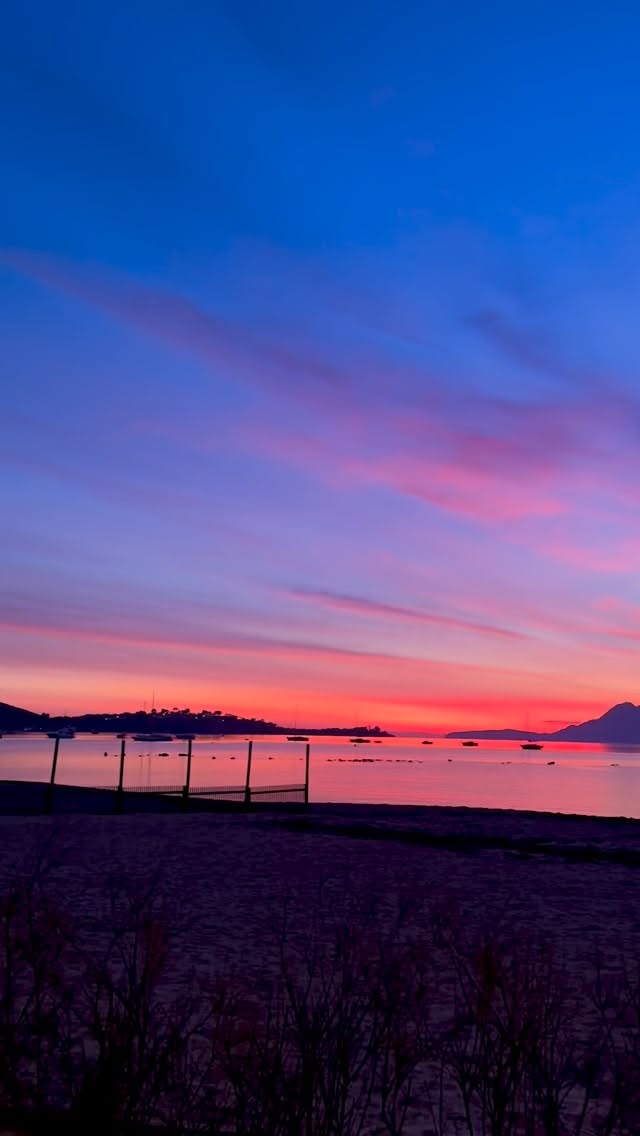 Spectacular sunrise this morning. Nature is amazing. #yetanothersailingcouple #happysailor #earlybird #mallorca