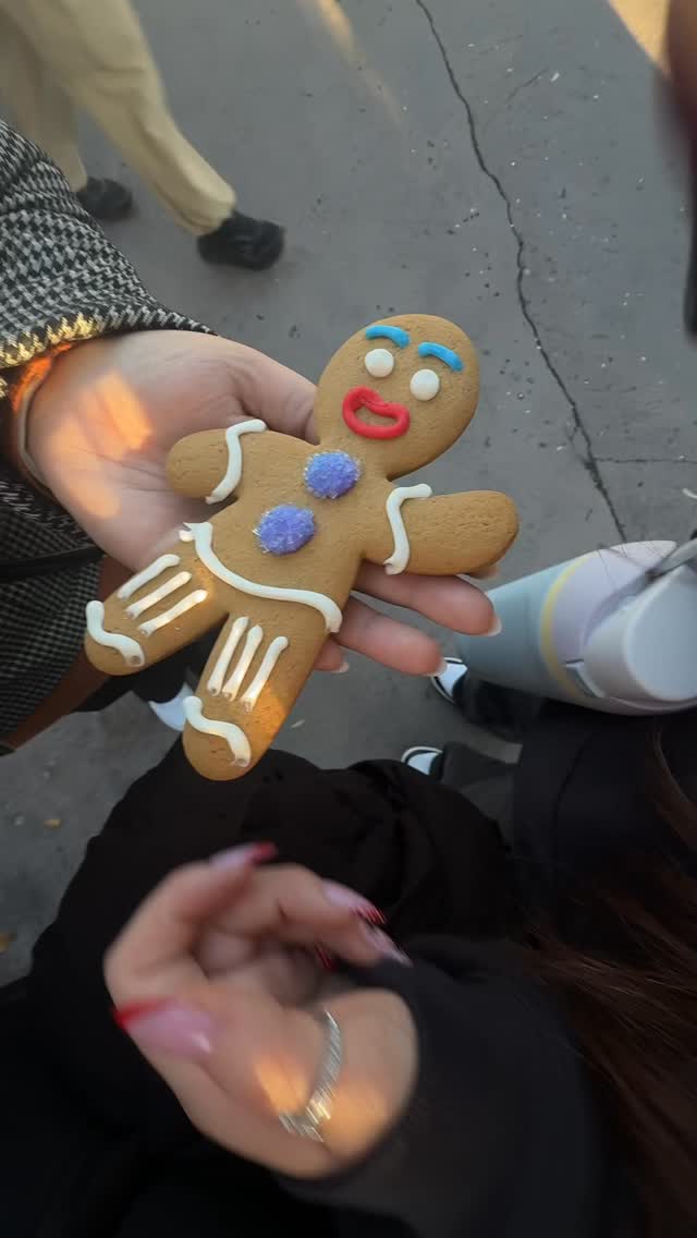 nOT my GUMDROP BUTTONS
#universalorlando #gingy #shrek #gingerbreadman #fypシ
@anahi__perez_