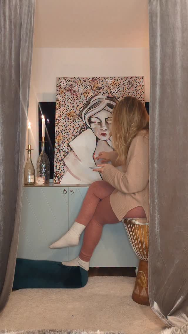 Samlar kraft inför min operation imorgon och funderar på om jag kommer kunna måla snart igen då dom skall plocka ut lymfkörtlar ur min högra armhåla.
Vad säger ni, ska jag börja måla med vänstern istället?
Det blir nog mer åt det abstrakta hållet då 😅
.
.
.
.
.
.
.
.
.
.
.
#konstnär #skapandeförhälsa #konstterapi #dansterapi #målarworkshops #kreativitetsomläkning #kreatör #frigörandedans #psykiskhälsa #göteborg
#inredningsdesigner #digitalinredare #inredningshjälponline #bröstcancer