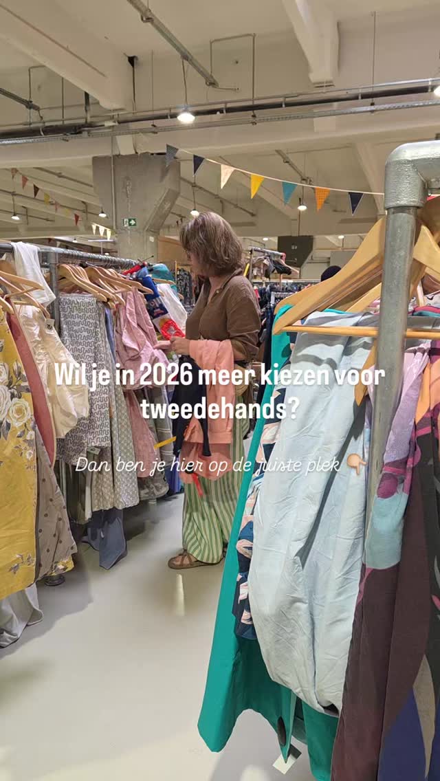 Vroeger was ik verslaafd aan fast fashion.
Nu bekijk ik altijd of ik het eerst tweehands kan vinden ✌🏼
Vroeger ging ik voor de dopamine shot van alsmaar nieuwe kleding.
Nu gaat er niets boven de dopamine shot van iets tweedehands te vinden waar je al zo lang naar op zoek bent... Voor een fractie van de prijs 😱.
Vroeger kocht ik.
Nu ga ik ook voor lenen, huren, en zelf maken 🪡. En ik deel mijn ervaringen hiermee.
Vroeger ging er een groot budget naar kleding.
Nu is dat verwaarloosbaar. Een nuloperatie bijna. Ik houd het circulair ♻️.
Voor al mijn tips hoe ik dat doe: volg hier mee 🙌🏼.
***
Ik ben Mona en deel al mijn duurzame tips en tricks in mijn downloadbare tweedehands gidsen én inspireer graag met tweedehands en zelfgemaakte outfits 💚♻️