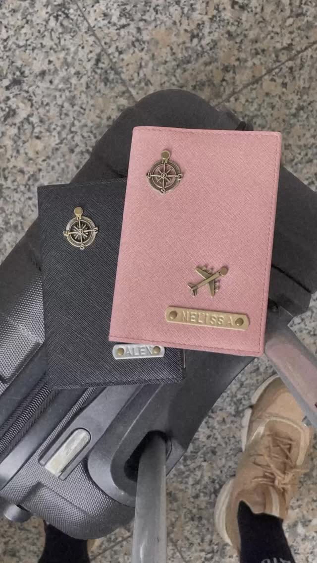 Wer kennt es nicht, wenn die fomo (fear of missing out) mal wieder kickt 🤭
Einfachste Lösung: ab in den Flieger und go✈️
Unsere Reisepasshüllen sind hierfür die perfekten pieces, um dich auf deinen Reisen zu begleiten!
Euer NM Team🤍
#reisepasshülle #reisepass #passport #reisen #adventure #traveltheworld #travelgram #weltreise #weltenbummler #urlaub2025 #wanderlust #travel #überdenwolken #crewlove #stewardess #stewardesslife #pilot #pilotlife #munichbrand