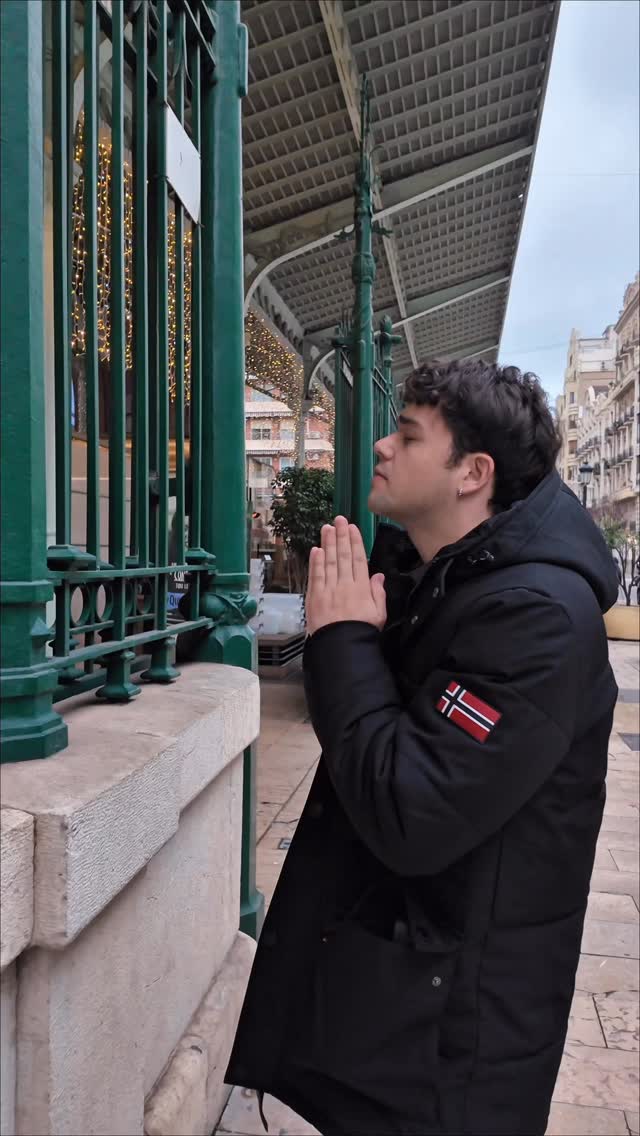 Para este año nuevo solo pedimos una cosa… ✨
Seguir creando, seguir divirtiéndonos y que el Mafia di Mafia siga colándose en muchas mesas más.
Si es con risas, piques y amigos, mejor todavía.
Y un gato con alas también estaría bastante guapo.
#juegosdemesa #juegosdemesaenespañol #juegomesa🎲 #juegodemesa #estudiocreativo