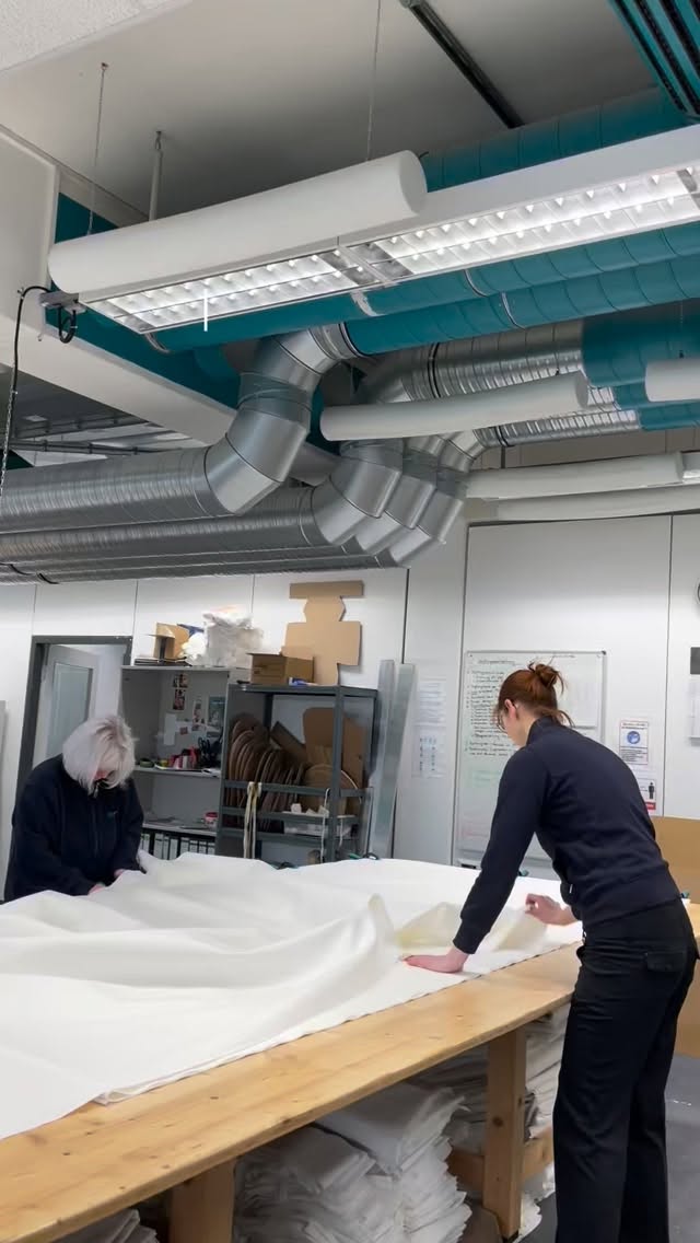 „Tue Gutes, und Gutes wird dir begegnen.“
Wir haben uns vor einiger Zeit dazu entschlossen, unsere Kundengeschenke zu Weihnachten durch eine Spende an @onedayev zu ersetzen – einen Verein, der dort hilft, wo Unterstützung wirklich Leben verändert.
Zum Beispiel durch:
🎒 Schuluniformen und Bildung für Kinder in Sierra Leone
🍼 medizinische Versorgung für Babys
🛡️ Schutz vor Malaria
… und viele weitere Projekte, die Hoffnung schenken.
Wir glauben:
Jeder ein bisschen – gemeinsam können wir viel bewegen.
Darum geht auch dieses Jahr wieder eine Spende zum Jahresende an One Day. Damit wir zusammen ein kleines Stück Welt ein bisschen besser machen – vor allem sozialer und weniger egoistisch. Mal nicht nur an sich denken, sondern auch an andere. ✨