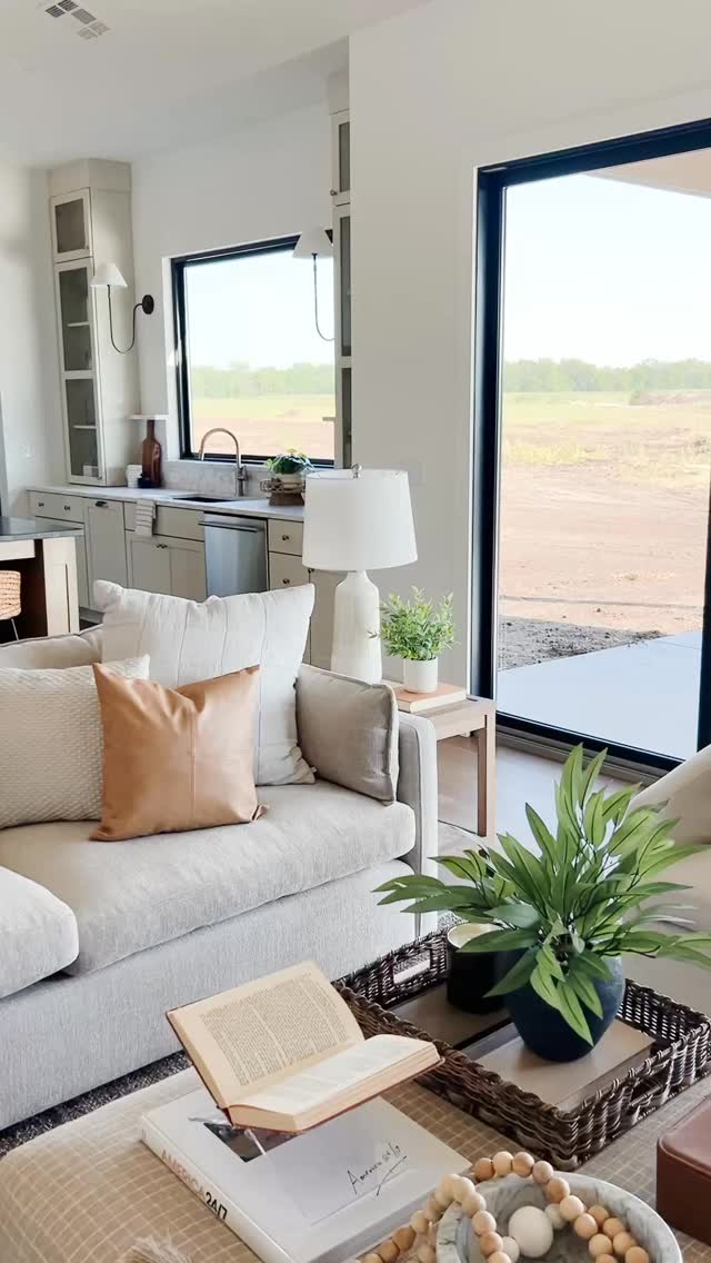 Staged homes sell faster and for more money than unstaged homes. Let us take your listing to a higher level.
#luxurystaging #wichita #realestatemarketing #wichitarealestate