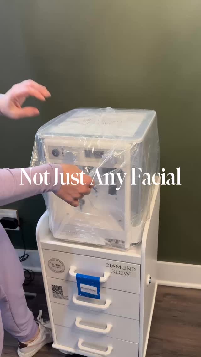She’s here and glowing!
We’re now accepting appointments for DiamondGlow®, a next-level facial that goes beyond the surface.
DiamondGlow deeply cleanses, exfoliates, and nourishes the skin all in one treatment helping to improve texture, tone, congestion, dullness, and dehydration while infusing targeted serums tailored to your skin’s needs.
If you’re looking for real results with zero downtime and an instant glow, DiamondGlow is a treatment worth booking.
#DiamondGlow #DiamondGlowParkRidge #ParkRidgeMedspa #SkinRejuvenation #SkincareParkRidge