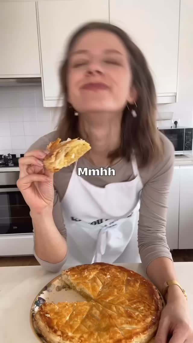 GALETTE DES ROIS 👑🇫🇷 is THE pastry for January 6th, the three kings day! so if you wanna enjoy this pastry any time of the year, here’s an easy peasy recipe for you!
Here’s what you’ll need for 1 galette:
👉 2 round puff pastry sheets
👉 75g room temperature butter
👉 100g sugar
👉 140g ground almond
👉 2 eggs + 1 egg yolk to brush
👉 for the syrup: 3 tbsp icing sugar and 3 tbsp water
FOLLOW @kayoukitchen for simple and delicious recipes
#galettedesrois #frenchbaking #easyrecipe #puffpastryrecipes