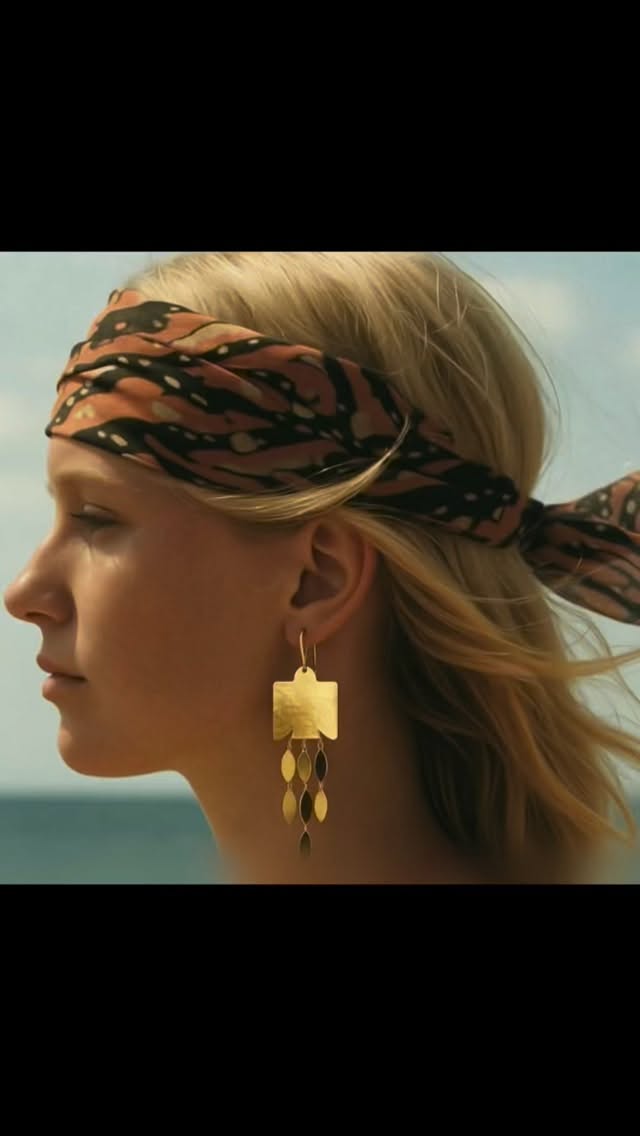 Schade, ce n’est pas qu’un acronyme.
C’est la création, les voyages, les rencontres, les partenaires, les créateurs.
Des moments inoubliables, des couleurs, des odeurs, des énergies, des lieux qui marquent et inspirent.
C’est une famille, du soutien, des clients fidèles devenus, au fil du temps, bien plus que des clients.
Schade, c’est aussi le partage d’un savoir-faire, la transmission d’une passion.
Aujourd’hui, l’aventure continue avec un nouveau projet : des cours de sculpture de bijoux,
pour celles et ceux qui souhaitent créer leur propre bijou, de leurs mains, avec leur histoire.
Je n’ai pas pu tout montrer dans ce réel,
mais merci du fond du cœur à Lo Martin, Yasmine, Claudia, Franck, Eytan,
et à tant d’autres qui font vivre cette aventure,
année après année, avec confiance, bienveillance et enthousiasme.
Ce n’est que le début!