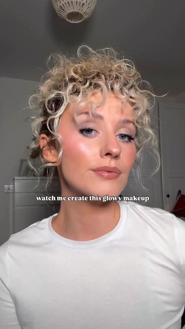 If you love a glowy base, this is for you 🫶 (try not to spray your setting spray up ya nose like me)
Think this party makeup I did last month could be my fave makeup I’ve done on myself!
@kosas dreambeam sunlit
@urbandecayuki face bond foundation
@technic_cosmetics cream bronzer
@fentybeauty we’re even concealer
@rhode piggy blush
@byterryofficial powder
@yslbeauty highlighter
@rimmellondon cappuccino lip liner
@vieve socialite lip dew
@lorealparis setting spray
#glowymakeup #londonmakeupartist #hertfordshiremakeupartist
Cool toned makeup
Glowy base makeup
London bridal makeup artist