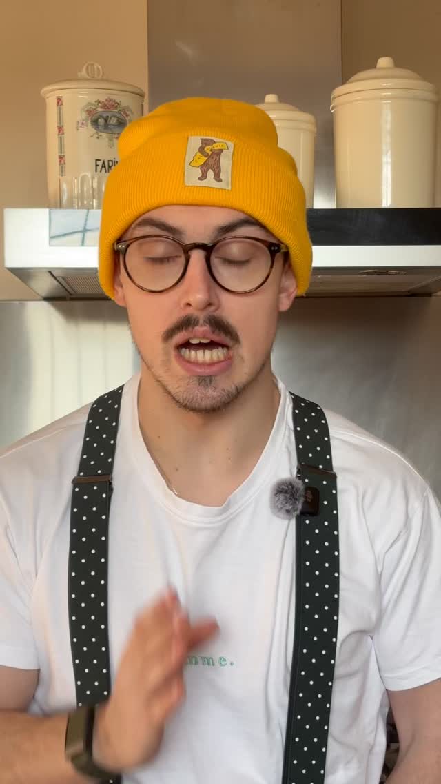 BREWING & TASTING, ep 12 - HOW TO IMPROVE YOUR COFFEE WITHOUT NEW GEAR
Arrête d’acheter du nouveau matériel
Commence par mieux utiliser ce que tu as déjà.
⏱️ Le temps est un outil. Prends ton temps.
Si ton café est mauvais,ce n’est pas toujours la machine le problème.
La plupart du temps, c’est juste que tu vas trop vite.
Un café qui coule trop lentement = très amer
Un café qui coule trop vite = de l’eau sale
⚖️ Le ratio 1:2, c’est la base :
1g de café pour 2g dans la tasse et ton café sera régulier.
Simple. Efficace.
💧 L’eau change tout.
Le chlore tue les arômes, les minéraux modifient l’extraction.
Utilise toujours la même eau pour un résultat stable.
☕ Le café n’est pas éternel.
Le café industriel est souvent trop vieux, sans goût.
Le café frais, lui, est plein d’arômes.
Même avec une petite machine, il fera la différence.
👅 Goûte chaque tasse.
Pose-toi les bonnes questions.
Chaque café t’apprend quelque chose.
Avant d’acheter du nouveau matériel, apprends à maîtriser celui que tu as déjà.
#onecupatadiviso
#specialtycoffee #brewing #tips #coffeeaddict