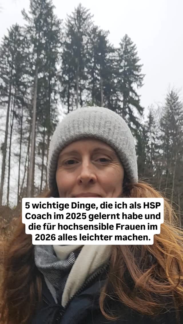 Das letzte Jahr war ein Jahr voller Transformation, Erkenntnisse und Learnings. Es ging tief. Umso wichtiger war die Zeit des Rückzugs und der Reflexion Ende Jahr. Nun geht es in die Umsetzung. Dabei werden dir diese Dinge helfen:
✨️1.Trust the process! Hochsensible neigen bei Schwierigkeiten zum Schwarzmalen. Aber meist kommt alles gut. Denke an all die Herausforderungen, die du bereits gemeistert hast. DU.HAST.DIE KRAFT.IN.DIR!
✨️2. Mehr «Scheiss drauf» und weniger Perfektionismus. Ja, auch für den Perfektionismus sind HSP bekannt. Frauen und Mütter noch mehr. Sag dir deshalb öfters «Scheiss drauf», wenn du gerade mal wieder alles richtig machen möchtest. Deshalb ist dir noch lange nicht alles egal. Es ist bloss ein bisschen weniger perfekt.
✨️3. Sei mehr im Hier und Jetzt. HSP planen gerne alle Eventualitäten mit ein und analysieren alles bis ins Detail. Dabei verpassen sie, den gegenwärtigen Moment zu geniessen.
✨️4. DU bist der wichtigste Mensch in deinem Leben! HSP (Frauen und Mütter vermehrt) sind oft bei den Bedürfnissen der anderen und vergessen dabei sich selbst. Achte also auf dich und deine Energie.
✨️5. Zeig dich mit all deinen Fähigkeiten und deinem Sein! HSP stellen ihr Licht oft unter den Scheffel (auch darin sind Frauen Meisterinnen). Du bist aber nicht grundlos hier! Du bist wichtig für deine Mitmenschen und du kannst etwas bewirken. Glaube an dich!
Was waren deine wichtigsten Learnings aus dem 2025? Ich bin gespannt: Schreibe es in die Kommentare👇🏻.
Für eine Begleitung oder ein kostenloses Beratungsgespräch kontaktiere mich gerne per DM. Für mehr Infos schau auf meiner Website vorbei: www.feingesinnt.ch (im Linktree in der Bio👇🏻).
Herzlich, Jacky 🦋
#hochsensibilität #hochsensibel #hochsensiblefrauen #neurodivergent #2026