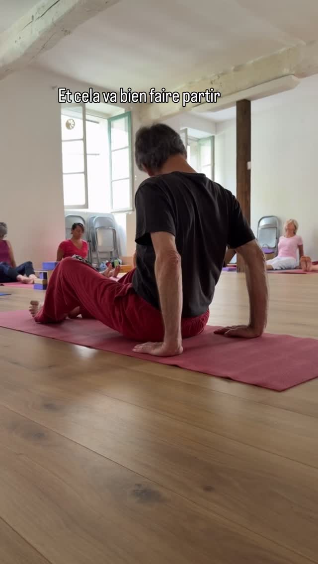 Ondulation du rachis.
Éveil et détente profonde du rachis assis au sol. La clé est l’utilisation des jambes et des bras afin de mobiliser le dos.
Bonne pratique !
Vidéo extraite d’un de nos séminaires de Yogathérapie à thème.
Rejoignez nous, notez INFO en commentaire ou voir en BIO sur Instagram.
#cathetsergeyoga #yogatherapie #rachis #biomecanique #mobility