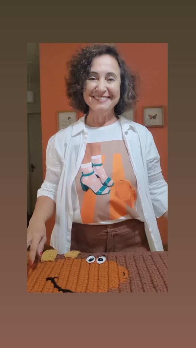 Uma criança com um tapete do Dino em seu quarto alimenta diariamente seu imaginário de mil histórias, cheias de personagens vivendo as mais incríveis aventuras. Elas em geral amam o mundo desses seres maravilhosos que já viveram por aqui. Aliás, serão somente os pequenos que se encantam pelos dinossauros? Acho que não! 🥰
Padrão @elikrapp
#fiodemalha
#crochemoderno
#decoracaoludica
#feitoamāo