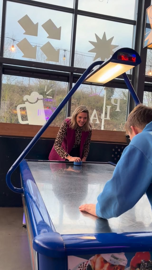 Niet omdat je niet weet wat je wil, want je hebt laserfocus waar je je aandacht en tijd aan WIL besteden.Ā
Maar in de realiteit laat je je dagen kapen door ad hoc dingen, waardoor er geen ruimte is voor dat wat jou energie, plezier en voldoening geeft.Ā
Zoals toch Ja zeggen als je man eigenlijk de kinderen zou ophalen, om op dat moment een conflict te vermijden. En vervolgens zul je ās avonds je laptop open moeten klappen, terwijl je wilde gaan sporten.
Het voorkomen van āgedoeā op korte termijn, zorgt dat je energie inderdaad naar die 7 of lager zakt op lange termijn.
Zonde. En zo niet nodig.Ā
Wat je nodig hebt voor die 9 in energie is: prioriteit geven aan JOUW verlangens, doelen en actielijst.Ā
Maar dit krijg je niet voor elkaar door nog beter te plannen of meer structuur in je week aan te brengen.
Ten eerste: wie heeft daar echt zin en plezier in?Ā
Plus vooral omdat dat niet de oplossing is: bij onverwachte gebeurtenissen kun je je zorgvuldig opgestelde planning namelijk zo weer in de prullenbak gooien.
Om echt prioriteit te geven aan wat jou energie geeft heb je iets anders nodig. En daarom heb ik een gloednieuwe experience voor je ontwikkeld: Stay in your lane.
Get ready, want maandag start de exclusieve pre-sale party.
Alleen voor de early birds die op de waitlist staan.Ā
Dus geef je daarvoor nu gratis op via de link in mijn profiel.Ā
Leuk voordeeltje: je ontvangt dan ook meteen mijn audio training The Energy Shift š§ Daarin vertel ik je de 5 ingrediĆ«nten die je nodig hebt om je eigen koers te blijven varen bij onverwachte situaties.
Op naar een 2026 met een 9 voor je energie, waar je vol gaat voor jouw doelen en verlangens š„āļø
Love, Janneke