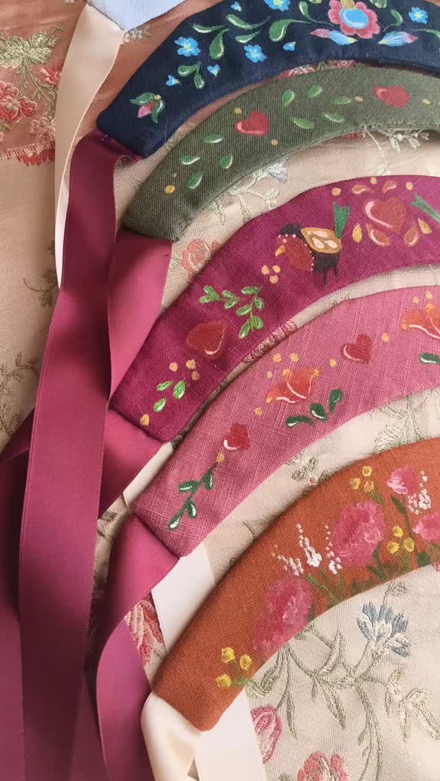 ✨ Chaque serre-tête est une pièce unique, fait partie d'une collection et possède un joli nom 🥰
Ils sont réalisés en lin ou en coton et s'attachent avec deux beaux rubans de satin 🎀
#smallbusiness #folkart #slowfashion #artisanmade #handpainted