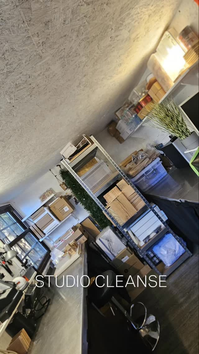 Studio Cleanse
๐ฑ It's that time of year when I have no choice given the aftermath of the Christmas events that my art studio needs attention. All the display stands, last of the stock and general crazy making season tends to reek havoc.
๐ฑ Reluctantly, very relunctantly, I had to clear out and tidy up ready for the New Year. I feel so pleased (#smug) that it's done and even feel a fresh wave of inspiration flowing. Well done me.