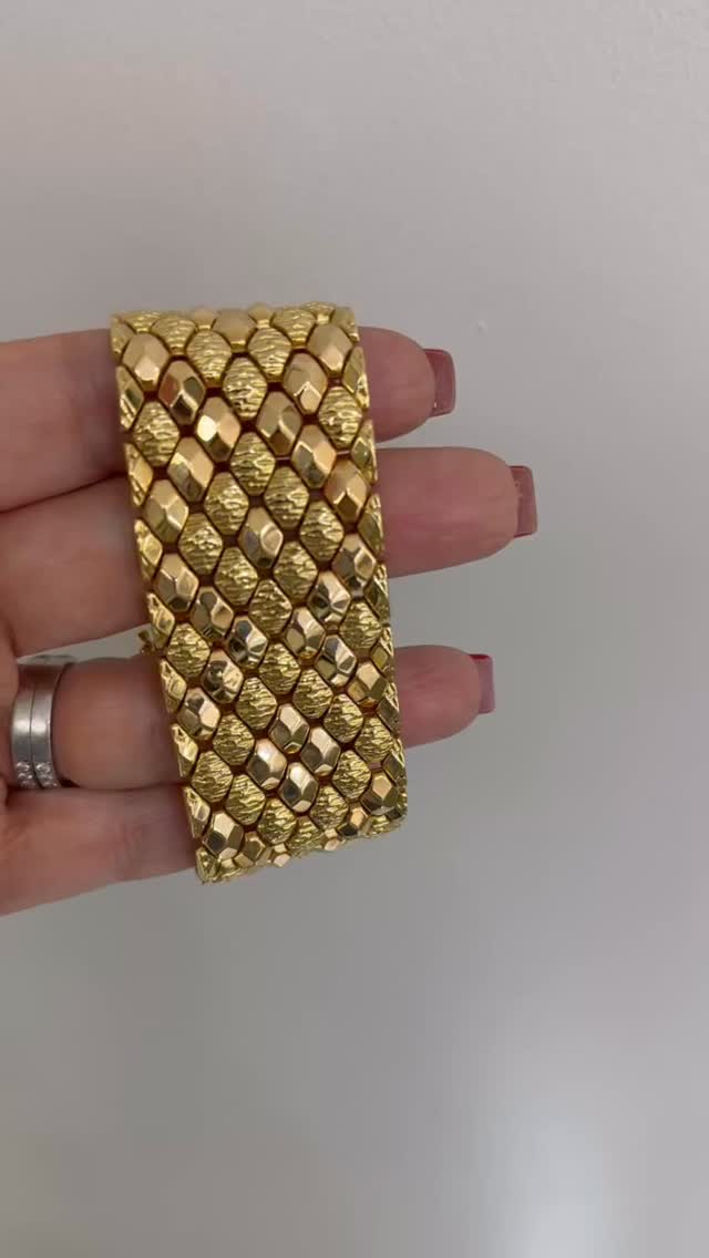 Italian vintage 18K yellow gold bracelet ✨
Handcrafted in Italy, this timeless piece features an intricate woven gold design that moves like fabric around the wrist. The rich, warm tone of solid 18K yellow gold highlights exceptional Italian craftsmanship, offering both elegance and durability. Supple, luminous, and effortlessly luxurious, it layers beautifully or stands alone as a statement of classic vintage style.
Perfect for collectors and lovers of fine gold jewelry 💛
DM us at Alper Jewelry for more information.
#ItalianGold #VintageGold #WovenGold #vintagejewelry #buyselltrade