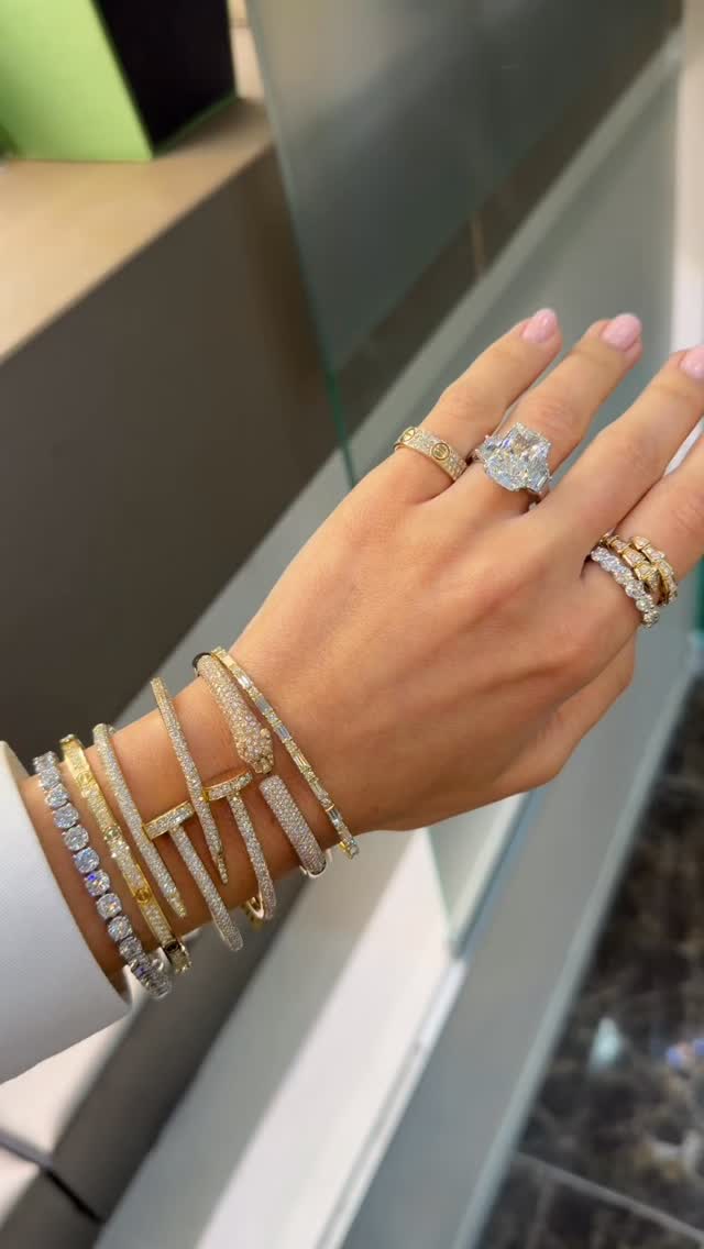 Diamond jewellery is perfect to mark milestones, celebrating achievements, or simply treating yourself. For us women they add a touch to every look, whether modern or classic design. What do you think about our newest 8ct emerald diamond ring? Let me know your thoughts below 👇 #emeraldring #stacking #tennisbracelet