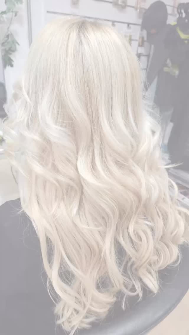 Nous commençons l’année avec la magie des extensions @hairdreamsofficial !👌🏻✨
Prenez rendez-vous et profitez d’une évaluation entièrement gratuite afin de trouver la solution idéale pour vous.
📍Ryanhair Ingeldorf
💇🏻♀️ Par Tania
#hairdreams #luxembourg #qualityhair