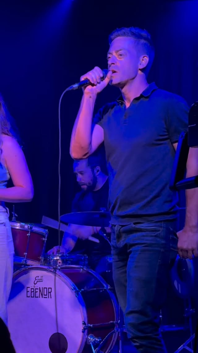 J’ai 3 choses à te dire sur cet extrait! Un petit retour sur ce moment en septembre dernier où j’ai invité @alexdesilets à faire l’une de ses chansons avec moi.
1️⃣ j’admire le talent d’Alexandre depuis longtemps et j’étais quand même assez nerveuse de chanter avec lui pour une toute première fois.
2️⃣Ce qu’on ne voit pas ici, c’est que j’avais les paroles sur un papier que j’ai complètement détruit en échappant ma bouteille d’eau 😅. The show must go on comme dit Céline.
3️⃣J’ai le grand bonheur de partager à nouveau la scène avec lui en assurant les premières parties de son tout nouveau spectacle. Et ça commence à Montréal le 19 février. Youpiii!
Merci @alexdesilets 🫶🏼
@guirochon 🎹
@olitakesshots 🥁
@lortieguillaume 📢 (disons que c’est l’icône du son)