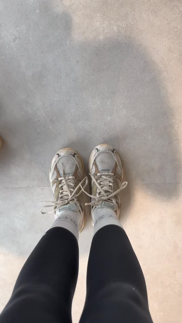 Leg deze 5 dingen op de toonbank en je hebt me 😅
💧Fles water - hydrateren maar
👟Fijne sportschoenen – hakken zijn niet mijn ding
🧥Warme trui – comfort is key
💻Laptop – workaholic zullen we maar zeggen
🍌Banaan – mijn snelle go-to snack