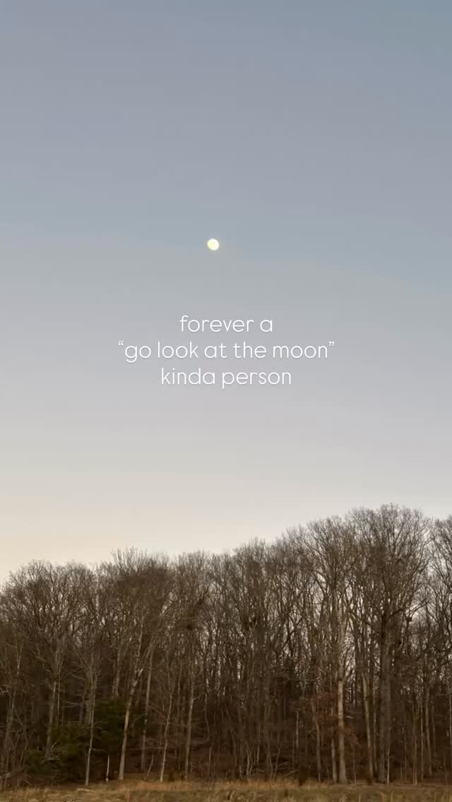 IMO no higger expression of love than a moon alert text 🌙🤍
.
more moon snaps, crystal charges & intention setting for 2026
.
who’s with me? 🙋🏻♀️🌖✨🧚🏻♀️
.
#moonlovers #moonglow #skyobsession #intentionsetting #gypsy
