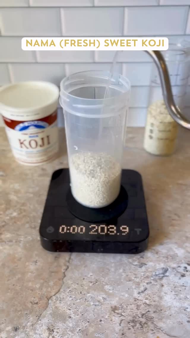 Making Sweet Koji is surprisingly simple ✨
All you need is:
Rice Koji + Water
The most important part? Temperature control.
If you can keep the mixture at 140°F (60°C),
you can ferment Sweet Koji or any other Koji seasonings — no special fermenter required.
Today I’m showing one example using a sous vide, but any method that maintains the temperature works.
🌾 Sweet Koji Recipe
- 200g Rice Koji
- 350ml Water
Ferment at 140°F (60°C) for 7–8 hours
Fresh, “Nama” Sweet Koji is naturally sweet, enzyme-rich, and incredibly versatile.
I use it in savory dishes, drinks, desserts — even with yogurt instead of sugar.
Fermentation doesn’t have to be complicated.
Start simple, keep it warm, and let Koji do the work 🌿
👉 Save this & follow for more Koji + fermentation recipes
甘麹(あまこうじ)作りはとてもシンプル✨
必要なのは米麹と水だけ。
一番大切なのは 温度管理 です。
60℃(140°F)をキープできれば、発酵器やヨーグルトメーカーがなくても作れます。
今回は一例として 低温調理器(スーヴィード) を使っていますが、温度を保てる方法なら何でもOK。
🌾 甘麹レシピ
・米麹 200g
・水 350ml
・60℃で 7〜8時間 発酵
できたての 生(なま)甘麹 は、自然な甘さで酵素もたっぷり。
お料理、ドリンク、デザート、ヨーグルトと幅広く使えます。
発酵は難しくありません。
👉 保存して、麹レシピシリーズをチェックしてください