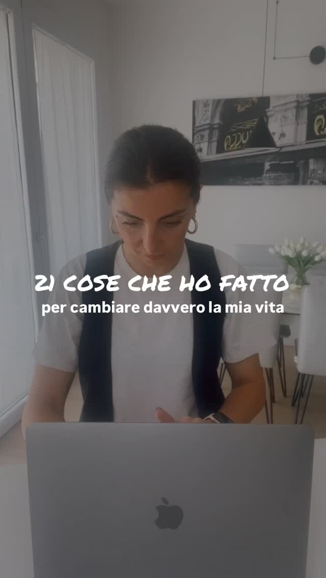 Ci sono momenti in cui non succede “qualcosa”.
Succede che non ce la fai più a continuare nello stesso modo.
Queste sono le 21 cose che ho fatto quando ho smesso di aspettare di sentirmi pronta:
1. Ho ammesso che ero stanca
2. Ho smesso di minimizzare il mio disagio
3. Ho rallentato senza chiedere scusa
4. Ho ascoltato il corpo prima della testa
5. Ho detto no dove dicevo sempre sì
6. Ho cambiato ritmo, non obiettivi
7. Ho smesso di spiegarmi troppo
8. Ho lasciato andare ciò che non mi nutriva
9. Ho scelto il silenzio invece del rumore
10. Ho smesso di cercare approvazione
11. Ho accolto la paura senza farmi guidare
12. Ho iniziato anche senza chiarezza
13. Ho smesso di aspettare il momento giusto
14. Ho creato spazio, non risposte
15. Ho onorato la mia sensibilità
16. Ho smesso di correre
17. Ho respirato più spesso
18. Ho fatto pace con il non sapere
19. Ho scelto me, ogni giorno
20. Ho cambiato direzione lentamente
21. Ho smesso di tradirmi
👉 Se senti che anche tu sei in una fase simile,
puoi partecipare alla challenge dei 21 giorni.
Trovi il link in bio
oppure scrivimi “challenge” in DM per ricevere tutte le info.
#crescitapersonale #cambiamento #mindful #21dayschallenge