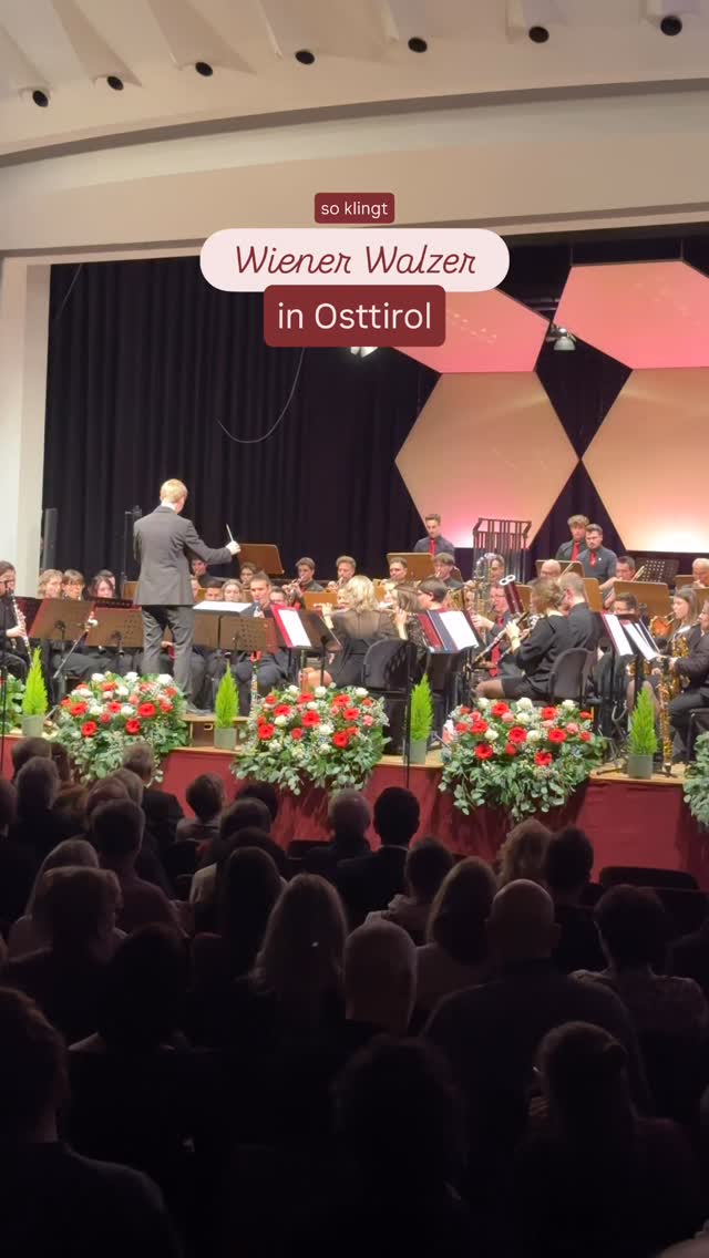 darf man so? 🤭 Ausschnitt von unserem Neujahrskonzert im Stadtsaal Lienz mit dem Walzer „Wein, Weib und Gesang“ von Johann Strauß Sohn ✨ #bpho #sinfonischesblasorchester #osttirol